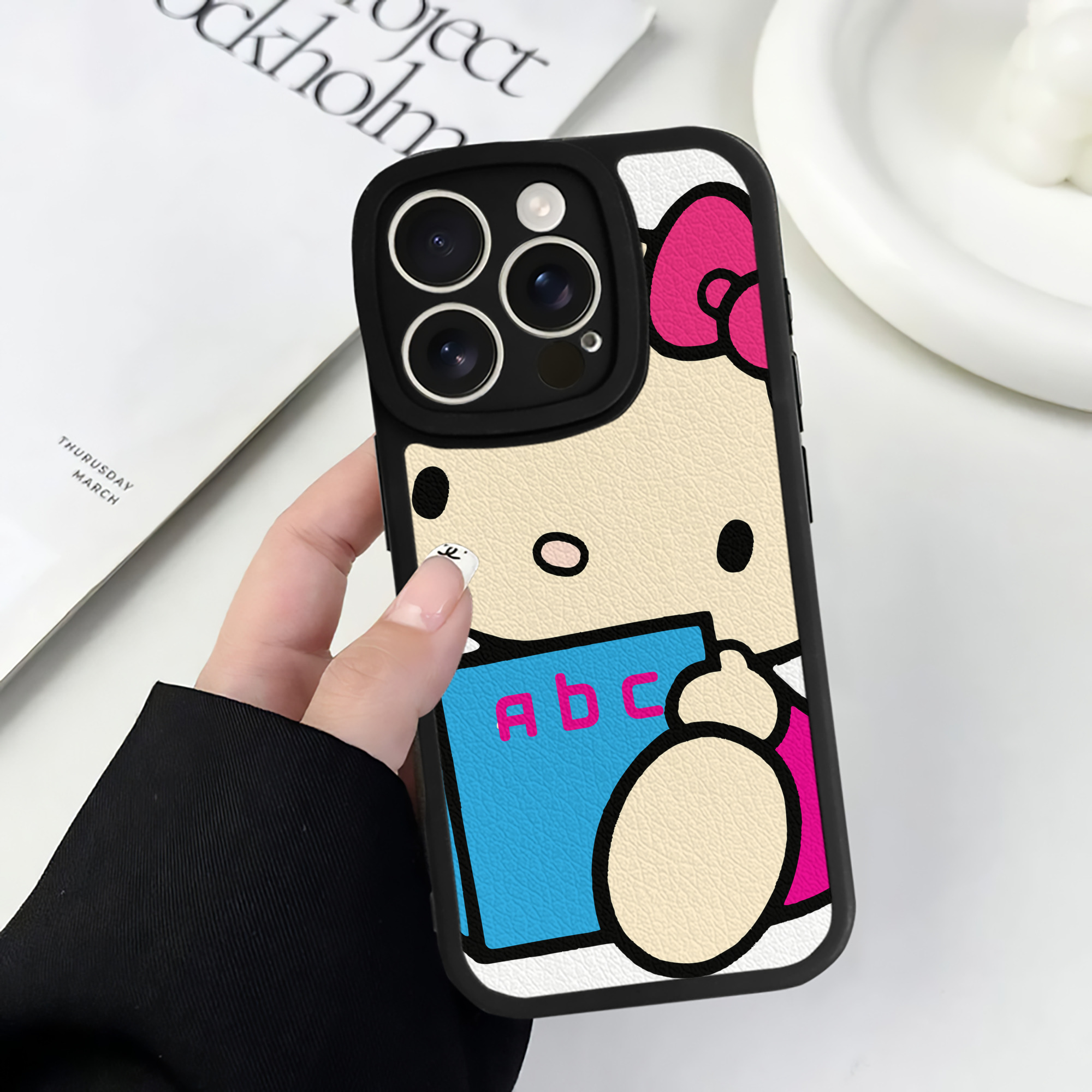 （画像用） Hello Kitty ハローキティ 【iPhone 16シリーズ対応】シリコンスマホケース（レザー調） 材質：シリコン